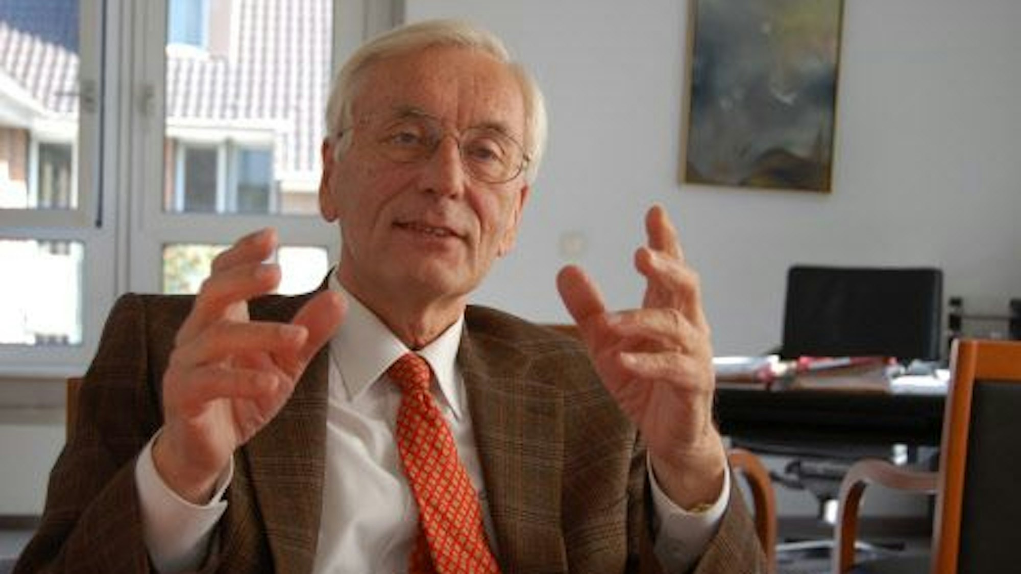 Ein Mann lächelt in die Kamera.