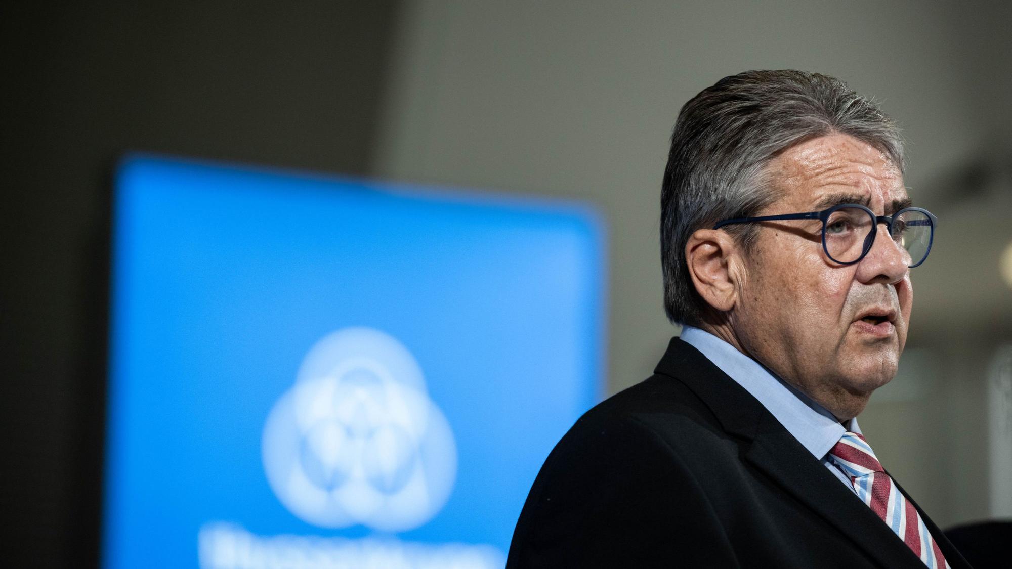 Duisburg: Sigmar Gabriel, Aufsichtsratsvorsitzender von Thyssenkrupp Steel Europe, spricht nach der Aufsichtsratssitzung am 29. August bei einer Pressekonferenz.
