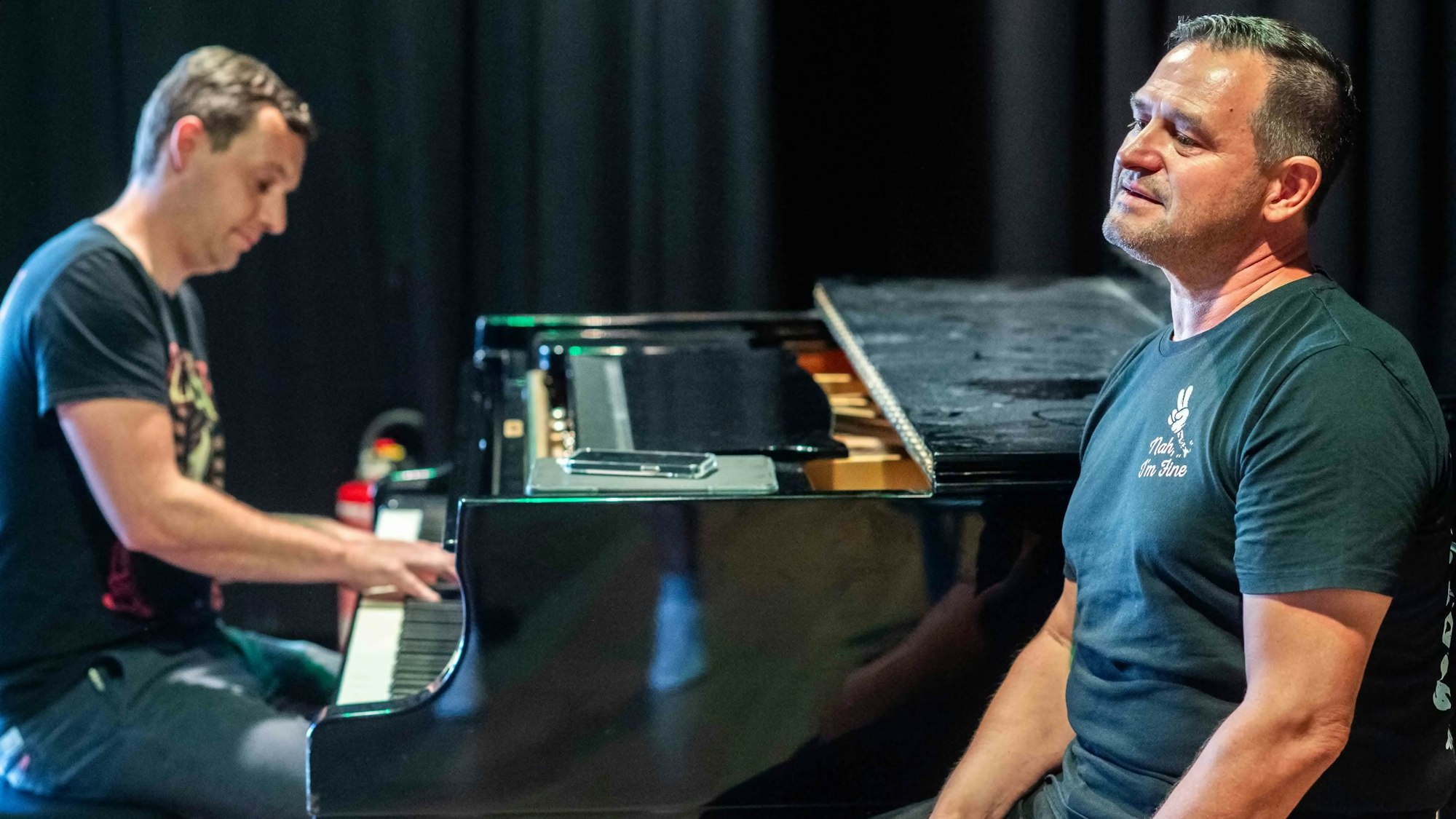 Das Bild zeigt Jürgen Bönsch, der singt, und Jan-Philipp Röser, der an einem Flügel sitzt.