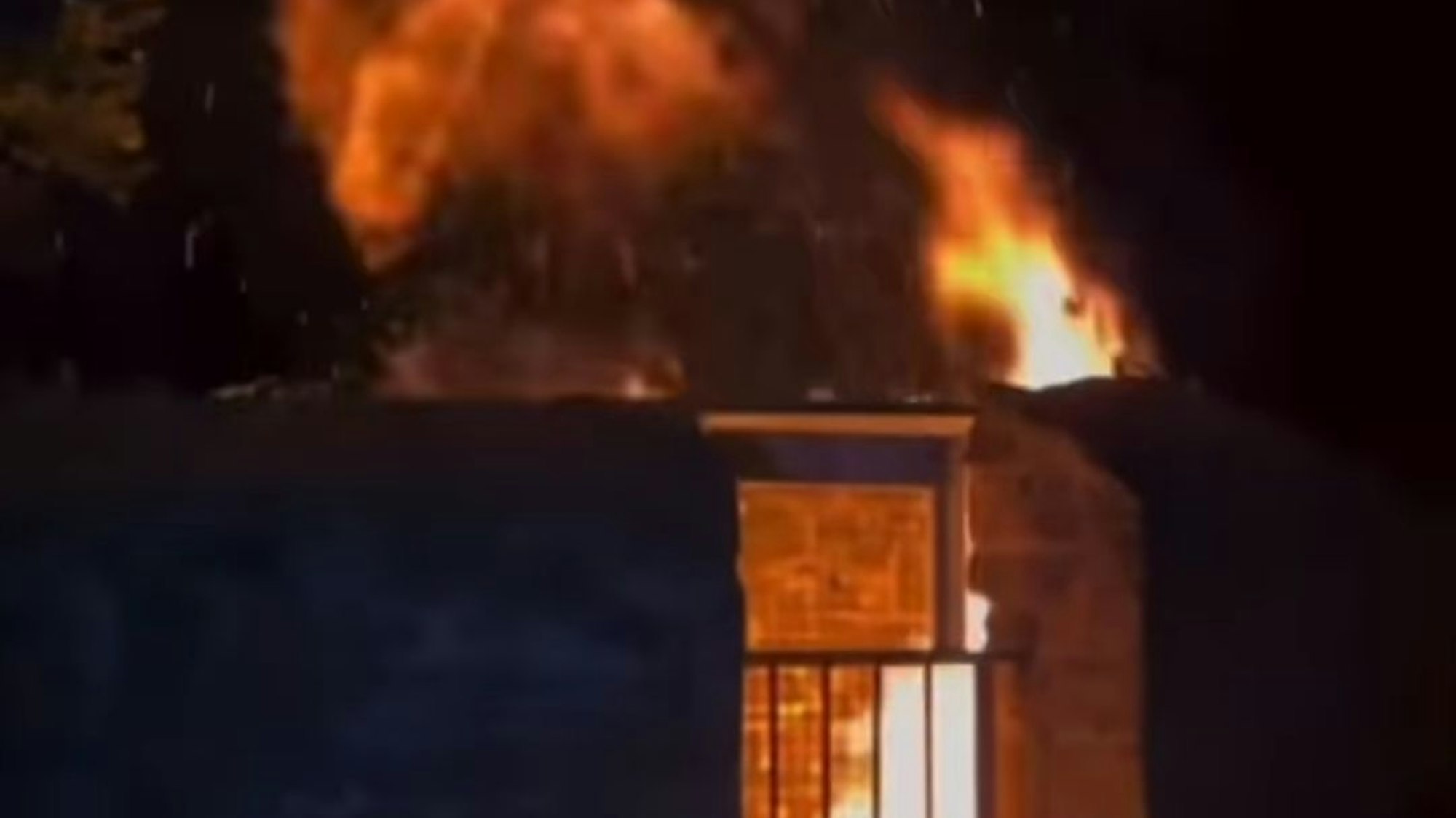 Dieser Ausschnitt des nur wenige Sekunden langen Videos zeigt, wie die Jugendlichen das Benzin verschütten und anzünden