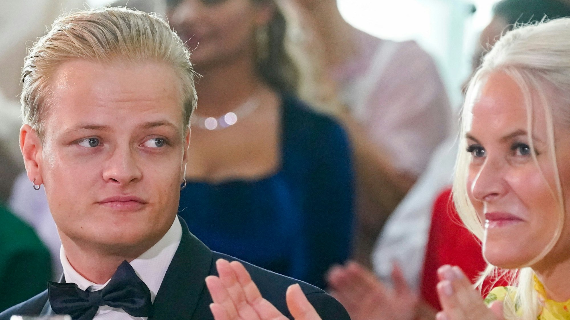 Marius Borg Høiby neben seiner Mutter, Kronprinzessin Mette-Marit, im Juni 2022.