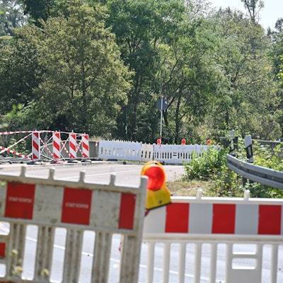 Zu sehen ist eine abgesperrte Brücke, auf der ein Teil des Geländers beschädigt ist.