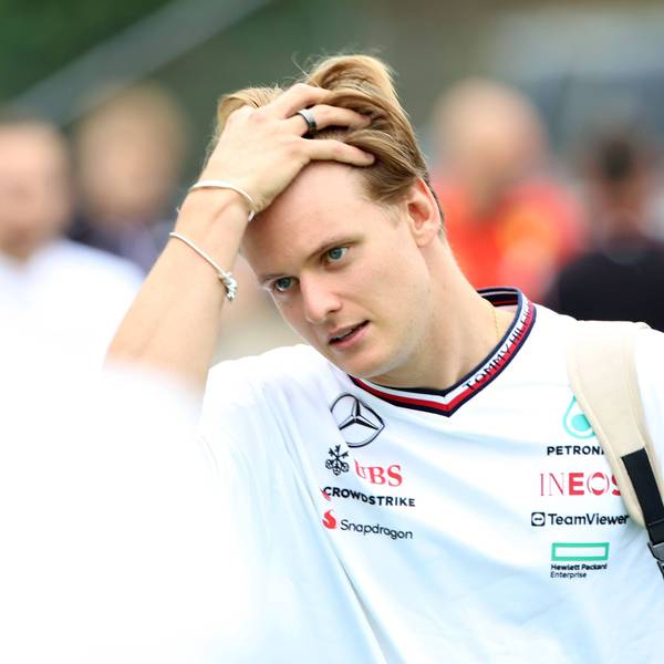 Mick Schumacher greift sich in die Arme.