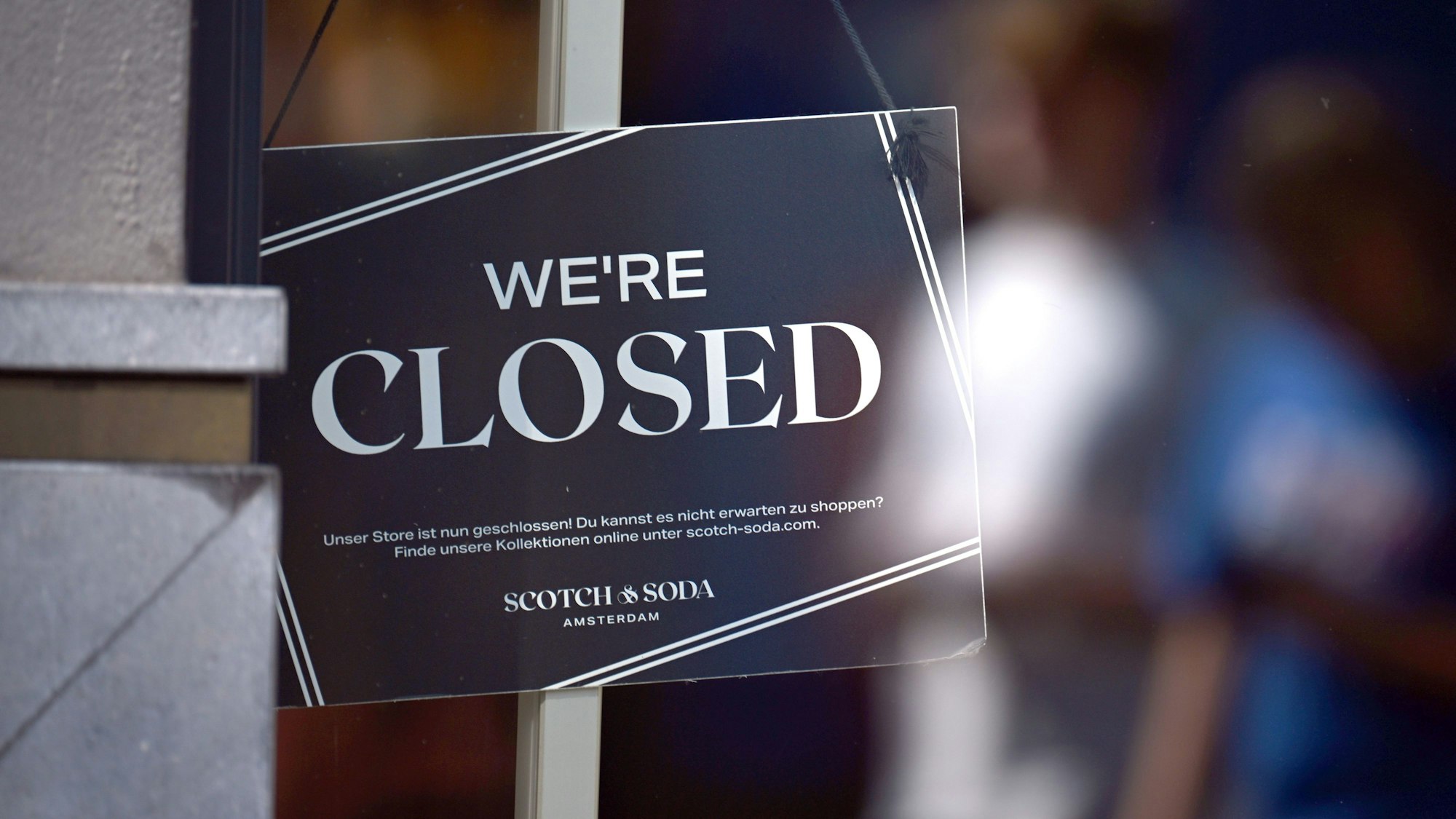 Ein Schild mit der Aufschrift „We're closed“ hängt in einer Filiale der Modekette Scotch & Soda.