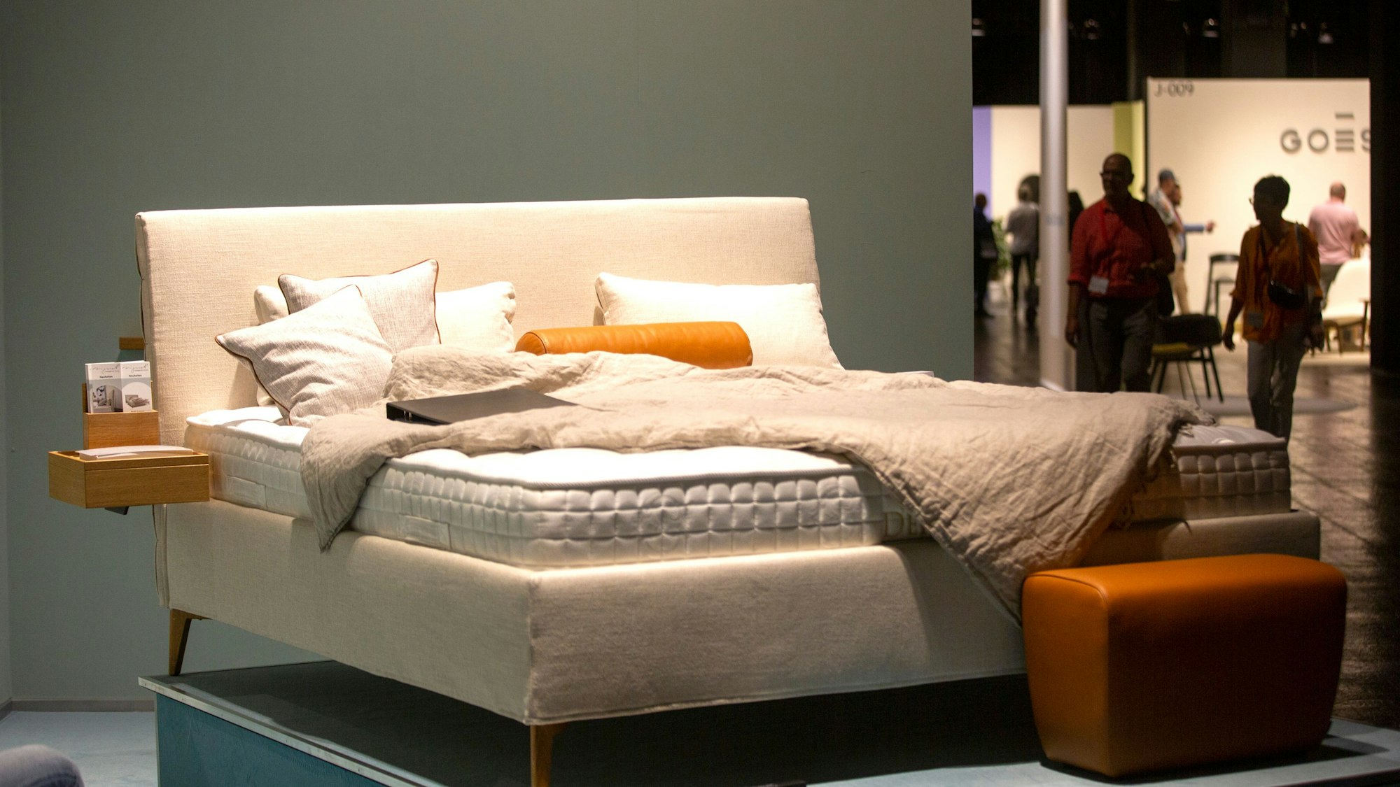 Ein Bett wird auf der imm ausgestellt.