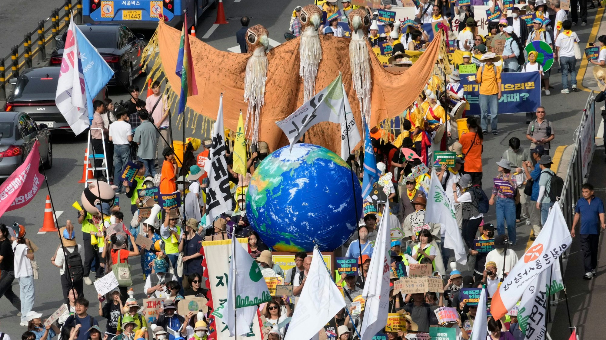 Umweltaktivisten in Seoul, Südkorea marschieren während einer Kundgebung auf das Präsidialamt zu und fordern Maßnahmen zur Beendigung der Klimakrise.