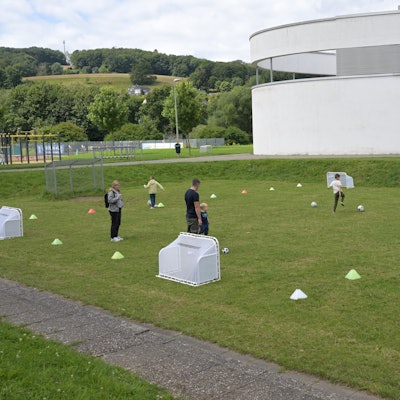 Kinder spielen vor dem Schulzentrum.
