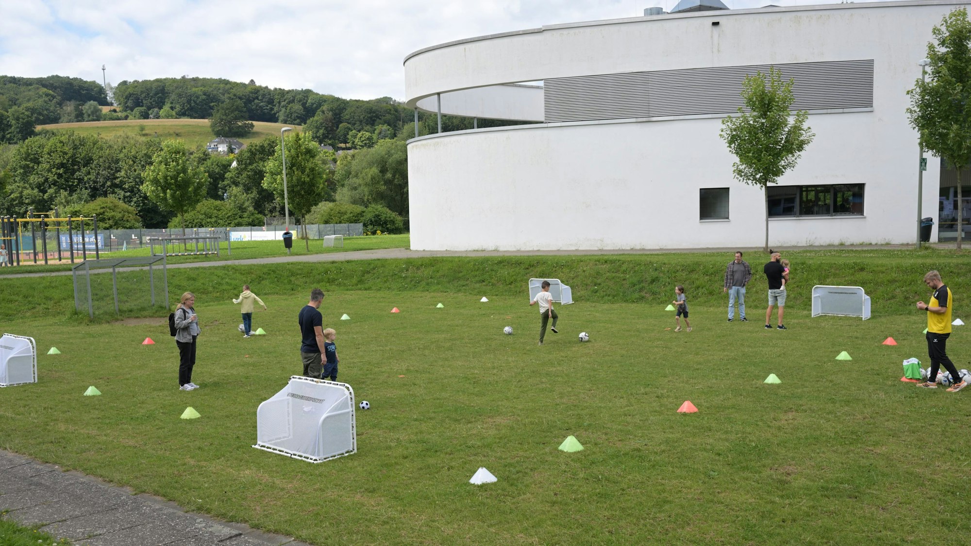 Kinder spielen vor dem Schulzentrum.