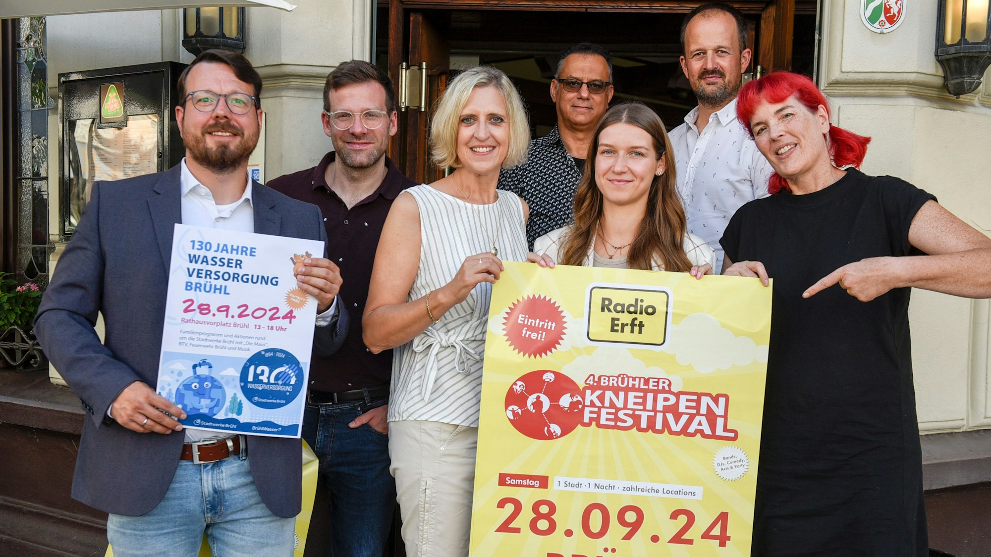 Zu sehen sind die Organisatoren des Kneipenfestivals.