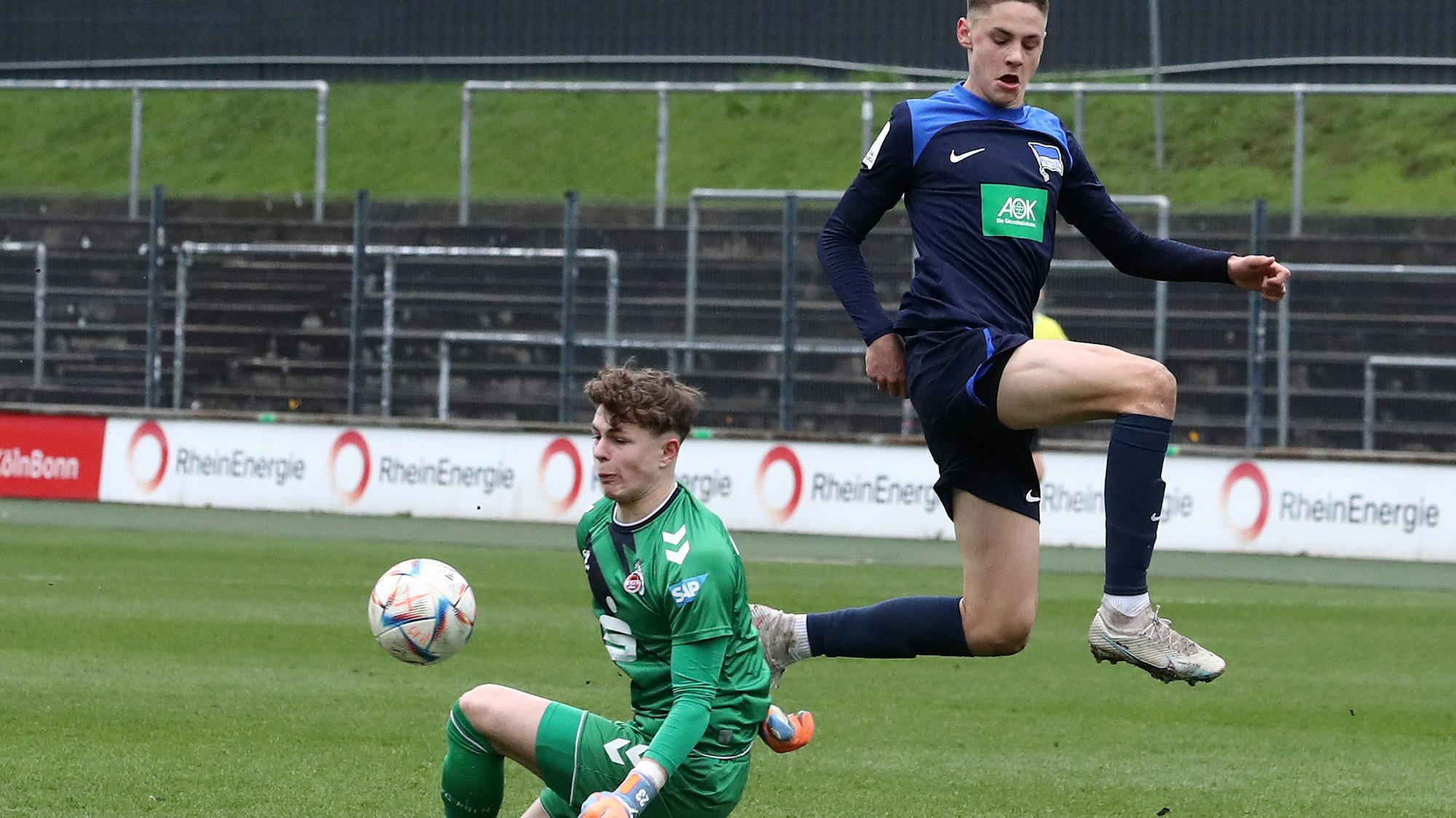 1.FC Köln U19 vs. Hertha BSC Berlin U19, DFB Pokal Halbfinale, links: Alessandro Blazic (1. FC Köln), 03.04.2023, Bild: Herbert Bucco
