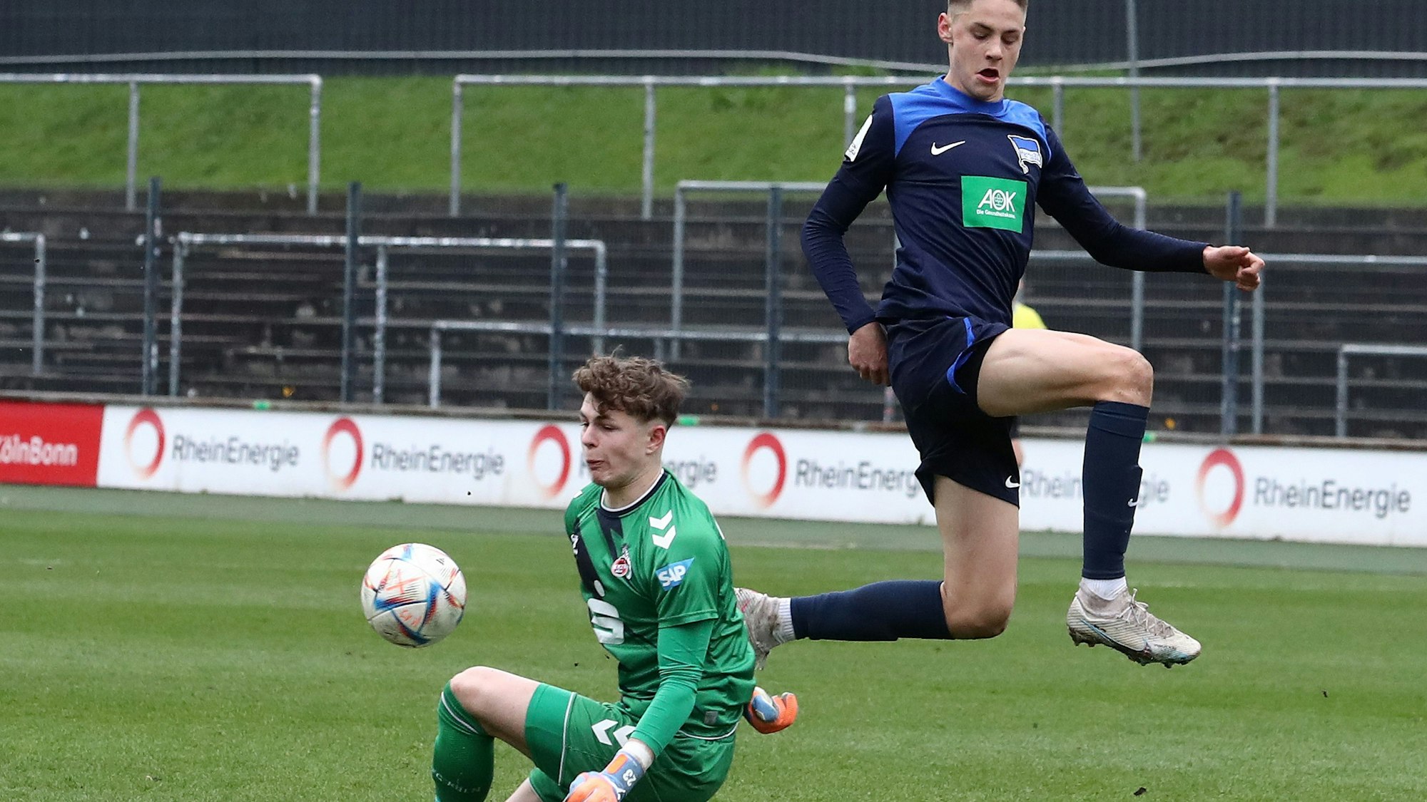 1.FC Köln U19 vs. Hertha BSC Berlin U19, DFB Pokal Halbfinale, links: Alessandro Blazic (1. FC Köln), 03.04.2023, Bild: Herbert Bucco