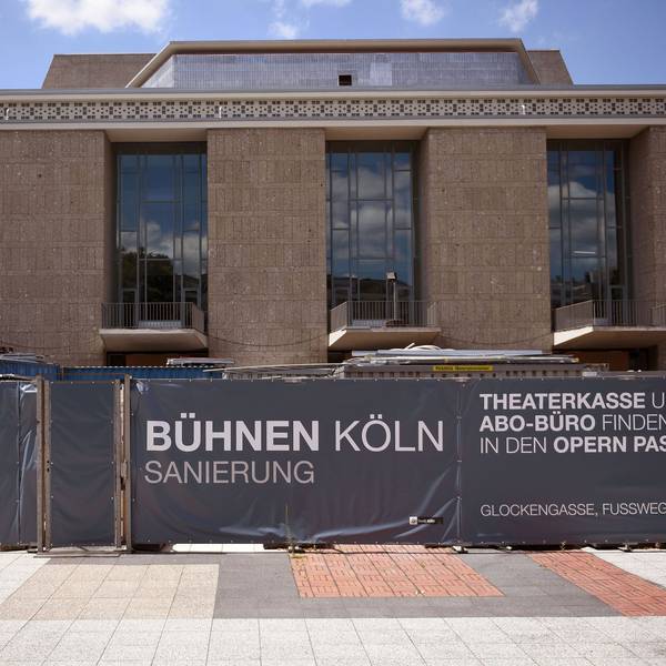 Köln: Plakate mit der Aufschrift „Bühnen Köln Sanierung“ am Zaun rund um Oper und Schauspielhaus.