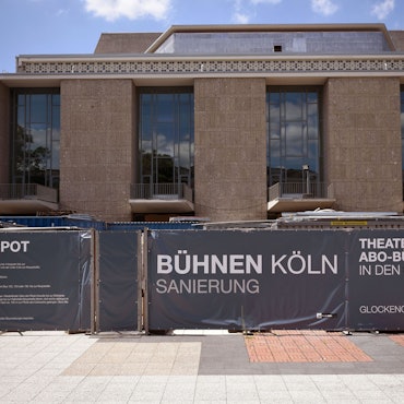 Köln: Plakate mit der Aufschrift „Bühnen Köln Sanierung“ am Zaun rund um Oper und Schauspielhaus.