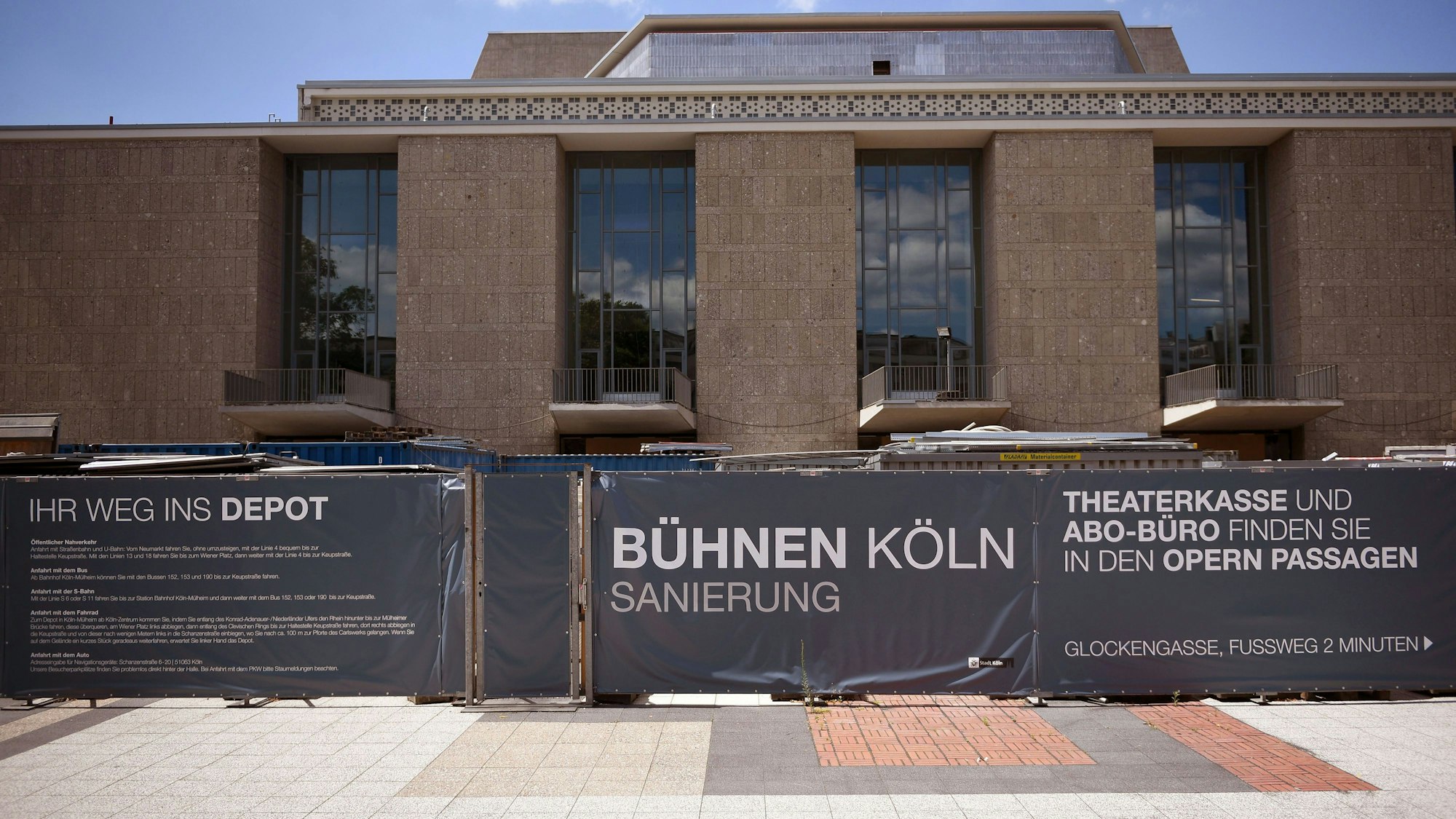 Köln: Plakate mit der Aufschrift „Bühnen Köln Sanierung“ am Zaun rund um Oper und Schauspielhaus.