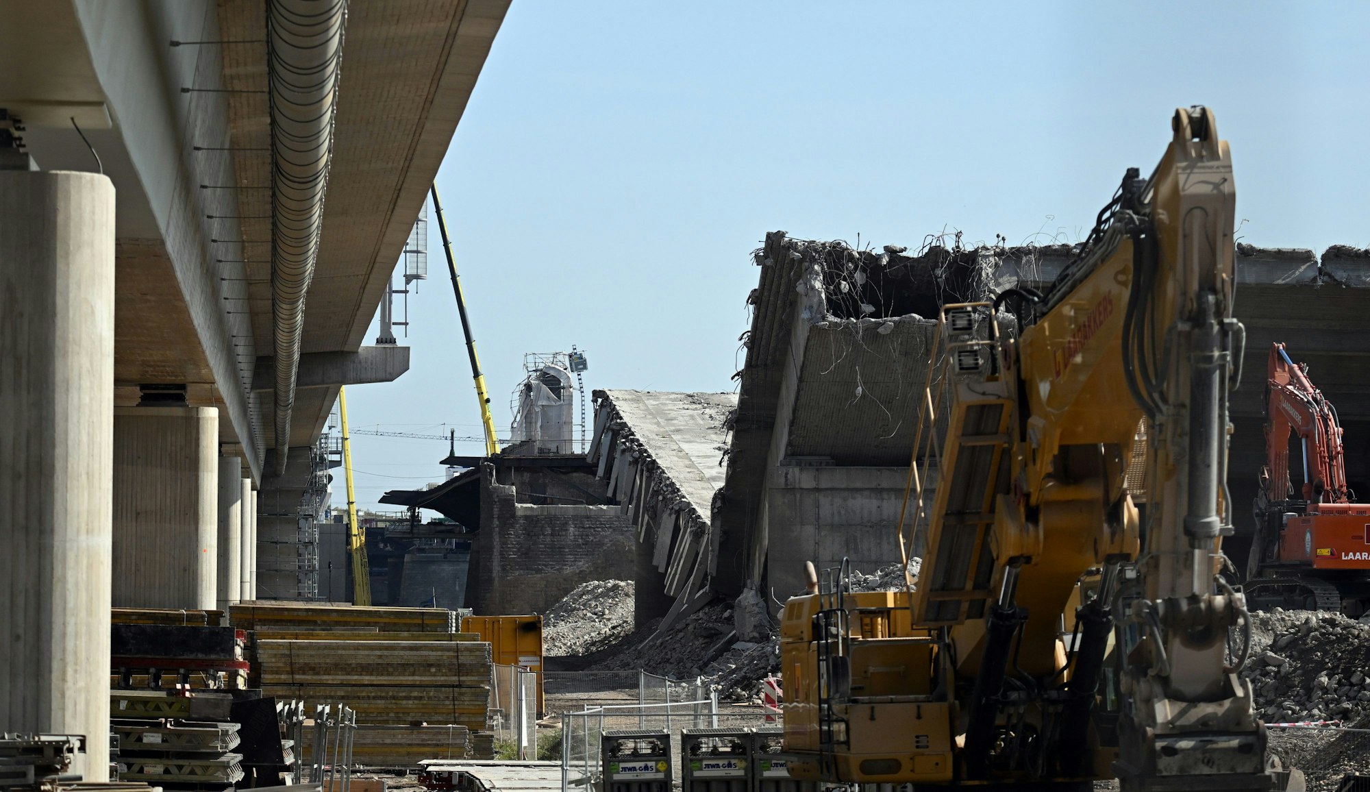 Nach Angaben eines Feuerwehrsprechers waren bei dem Arbeitsunfall Bauarbeiter betroffen.