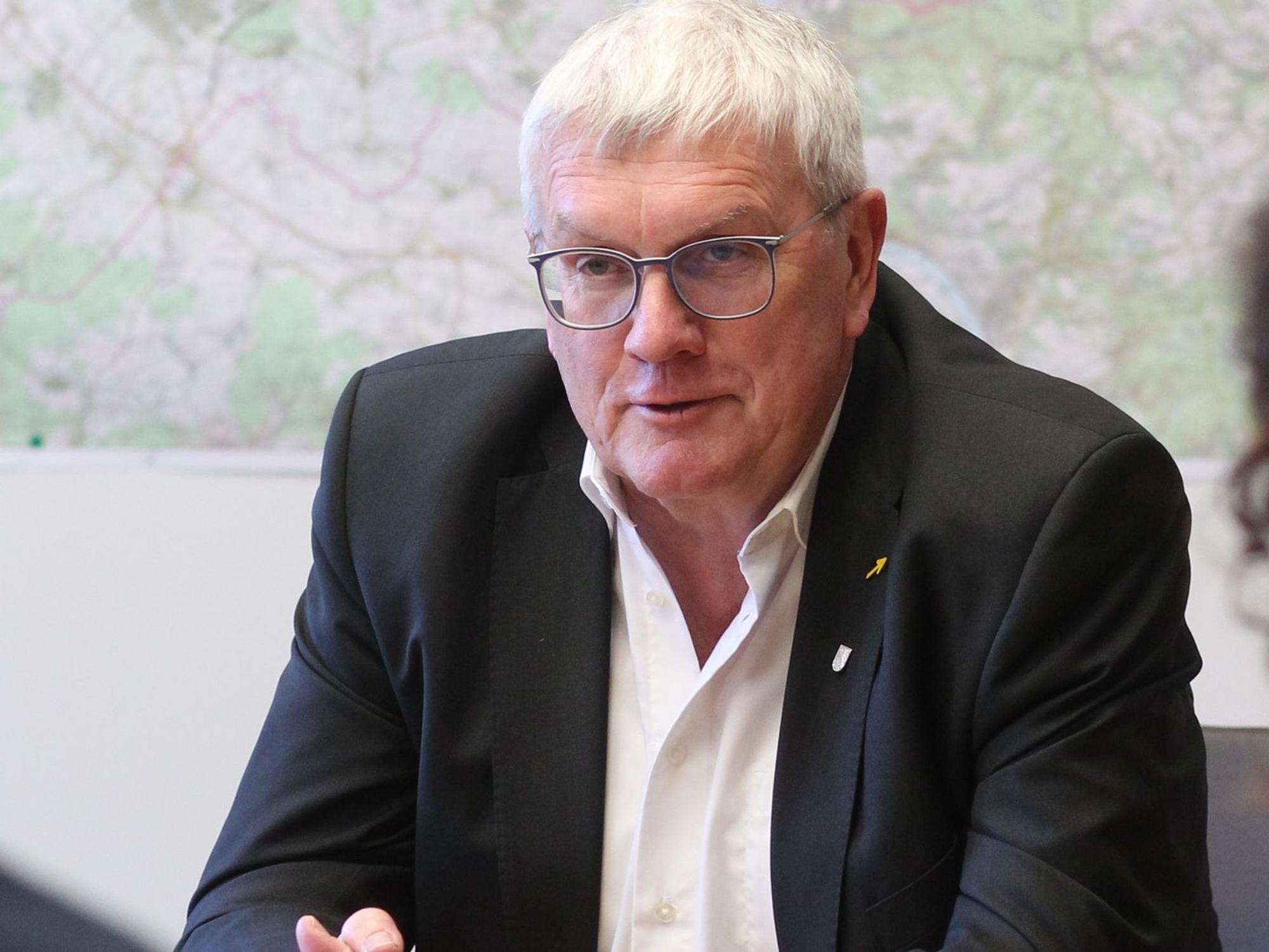 Landrat Sebastian Schuster sitzt bei einem Interview in seinem Büro im Siegburger Kreishaus.