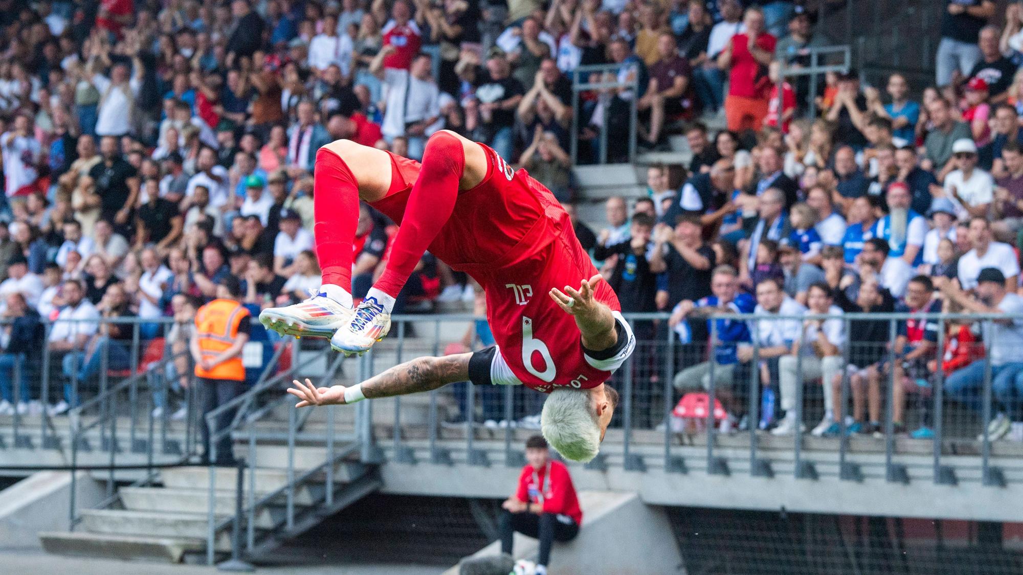 30.08.2024, Fußball, GER, Herren, 3. Liga, DFL, 4. Spieltag, Viktoria Köln - FC Hansa Rostock Lex Tyger Lobinger Viktoria Köln bejubelt den seinen Treffer zum 1:0. Köln Sportpark Höhenberg Nordrhein-Westfalen Deutschland *** 30 08 2024, Football, GER, Men, 3 League, DFL, Matchday 4, Viktoria Köln FC Hansa Rostock Lex Tyger Lobinger Viktoria Köln celebrates his goal to make it 1 0 Köln Sportpark Höhenberg Nordrhein Westfalen Germany