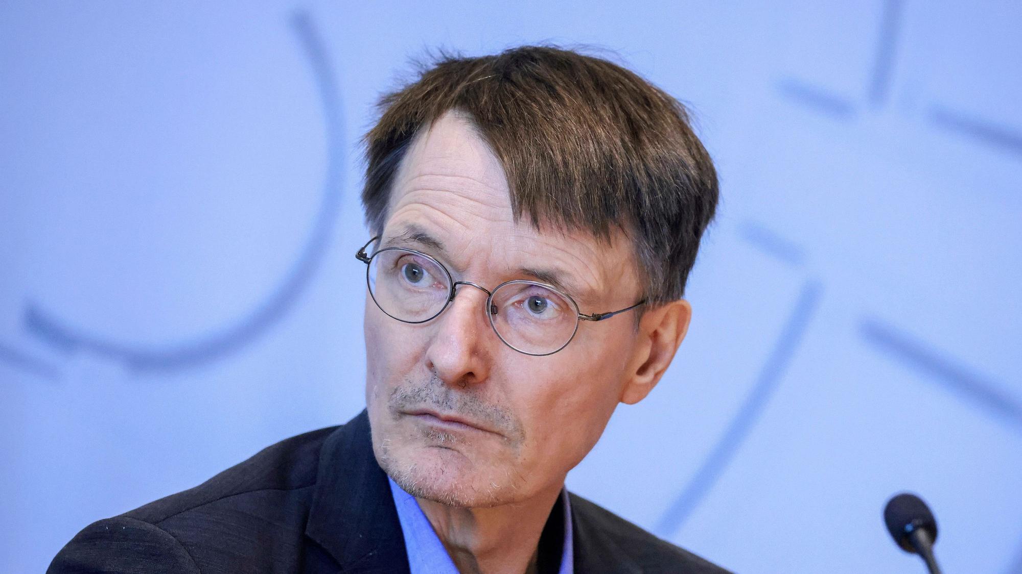 Karl Lauterbach (SPD), Bundesgesundheitsminister, spricht im Landtag in Nordrhein-Westfalen zu einer geplanten Reform bei Krankenhäusern.