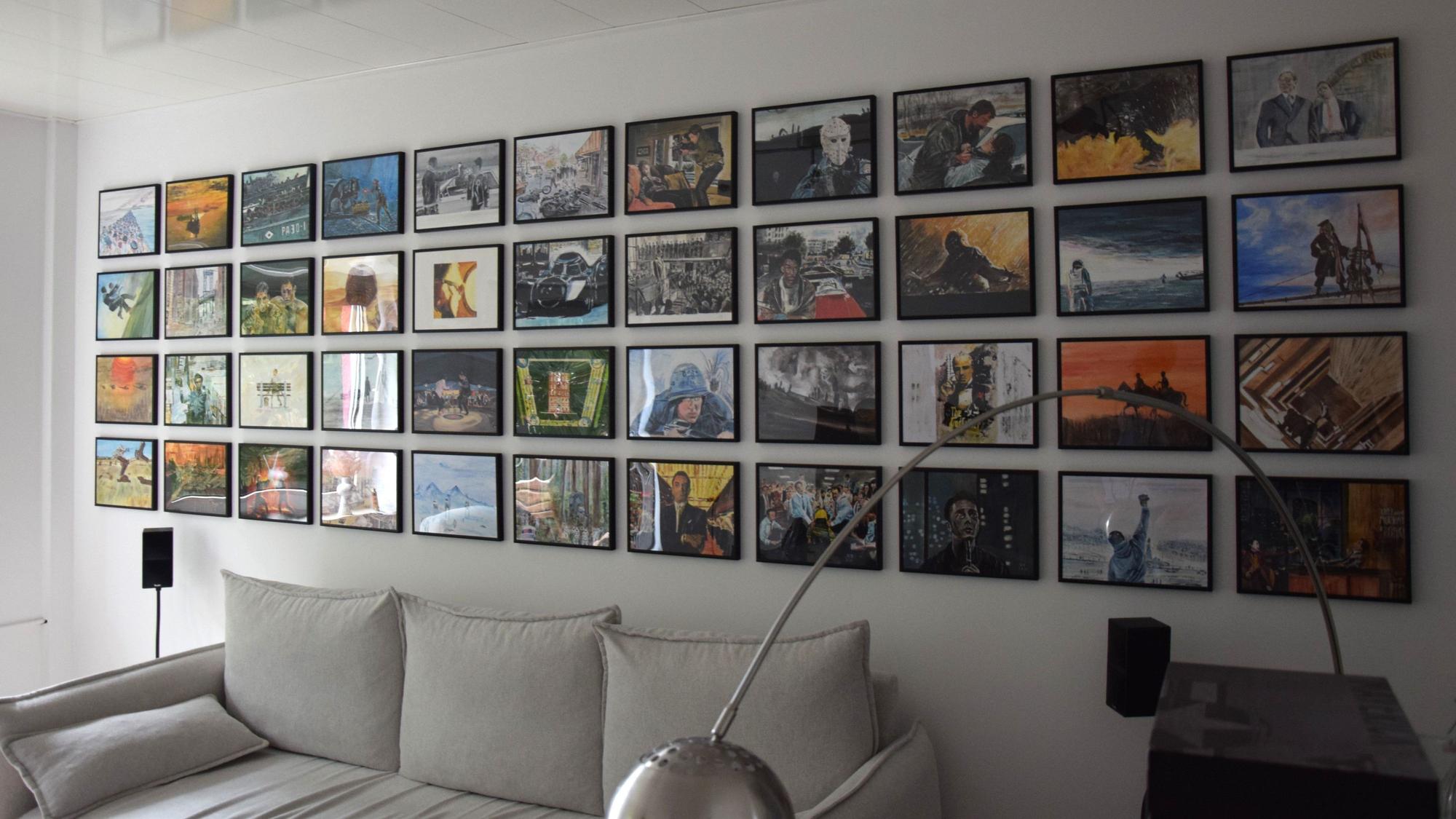 Zu sehen sind zahlreiche gemalte Filmszenen von Winfried Brück. Sie schmücken eine ganze Wand in der Wohnung seines Enkels.