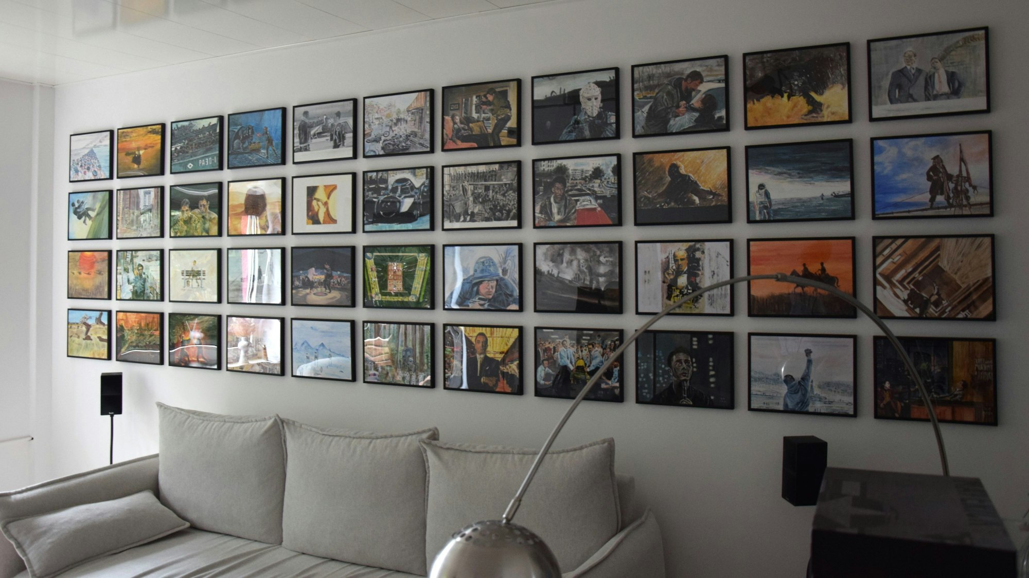 Zu sehen sind zahlreiche gemalte Filmszenen von Winfried Brück. Sie schmücken eine ganze Wand in der Wohnung seines Enkels.