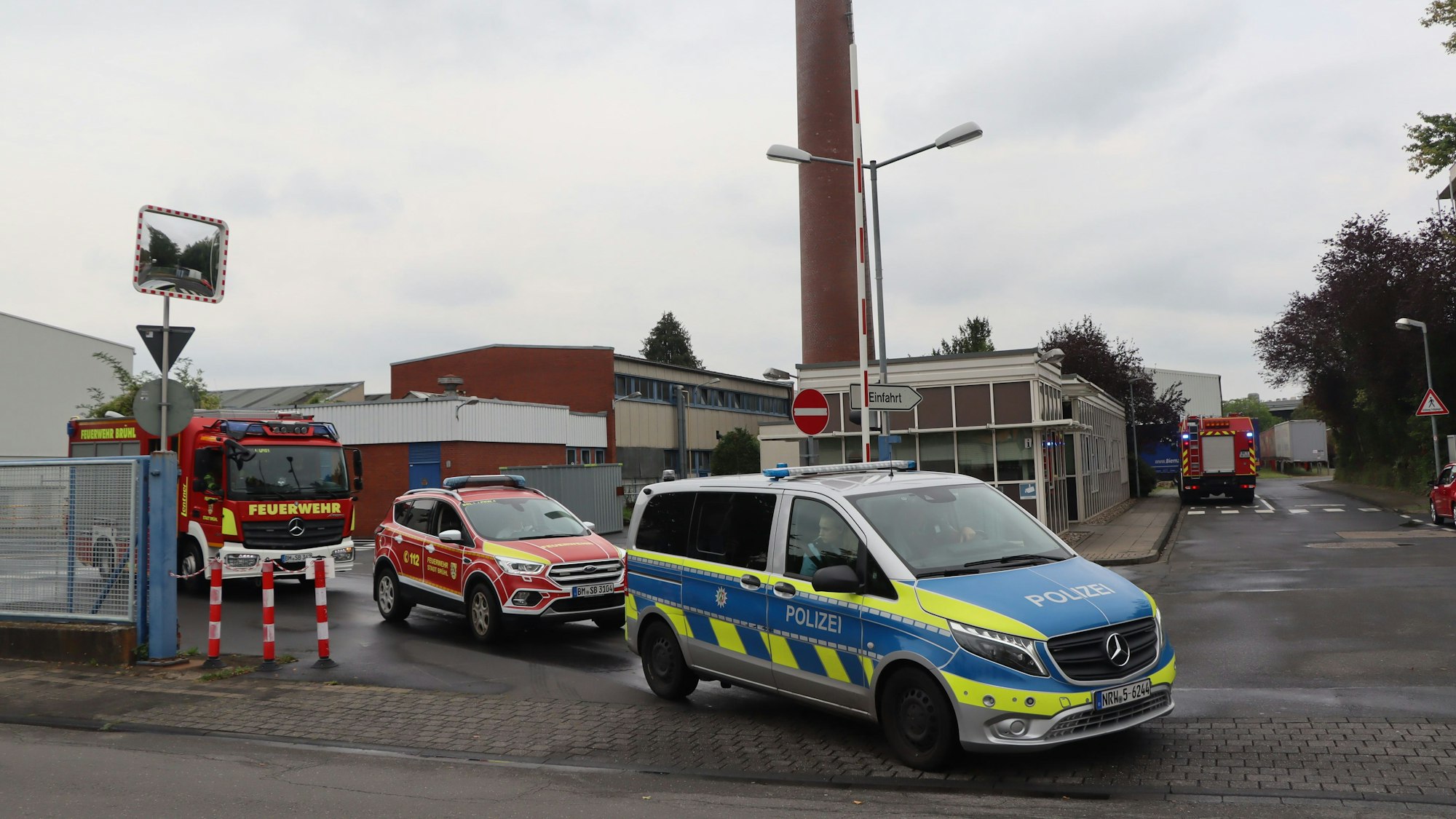 Auf dem Foto sind Einsatzfahrzeuge von Feuerwehr und Polizei zu sehen.