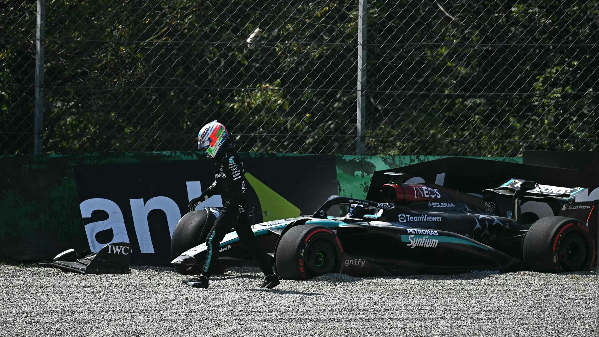 Andrea Kimi Antonelli verlässt das Auto nach seinem Crash in Monza.