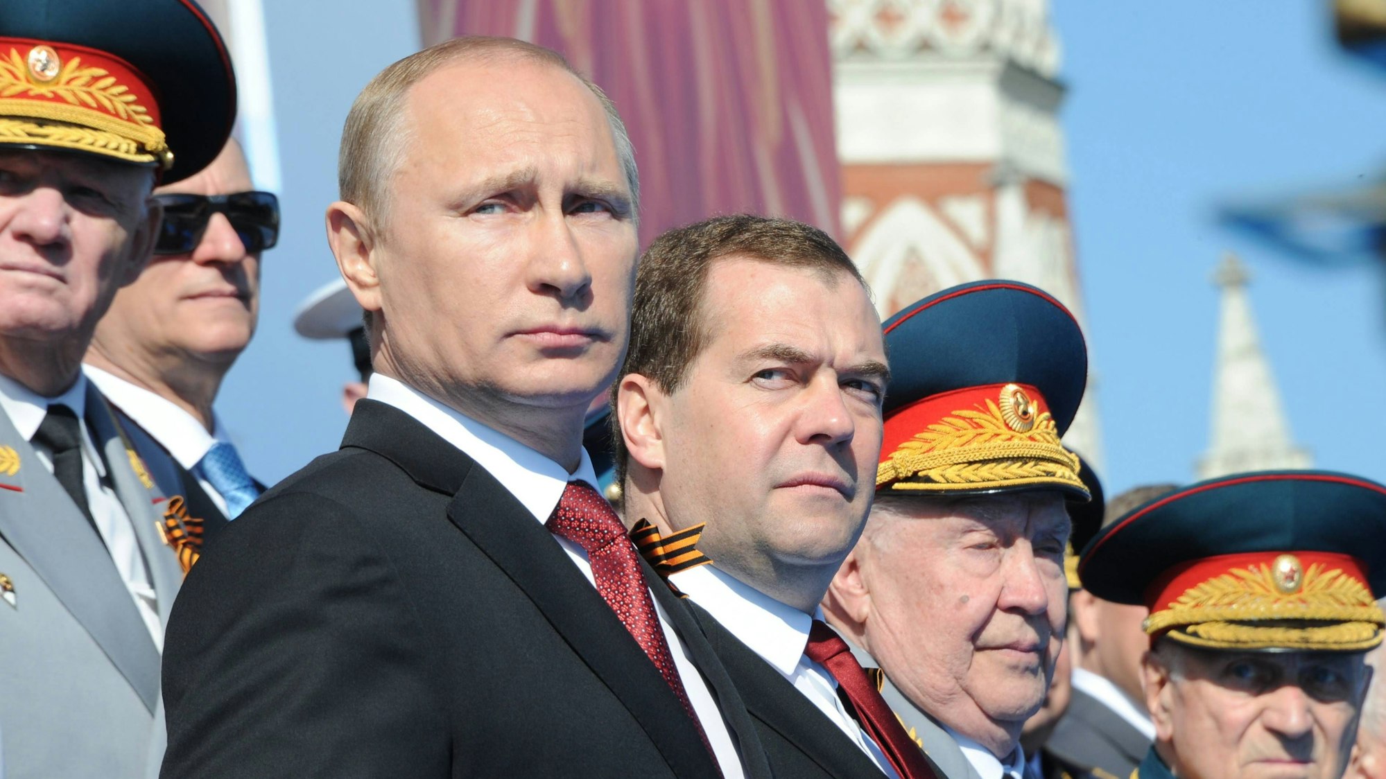 Kremlchef Wladimir Putin zusammen mit dem früheren russischen Präsidenten Dmitri Medwedew. (Archivbild)