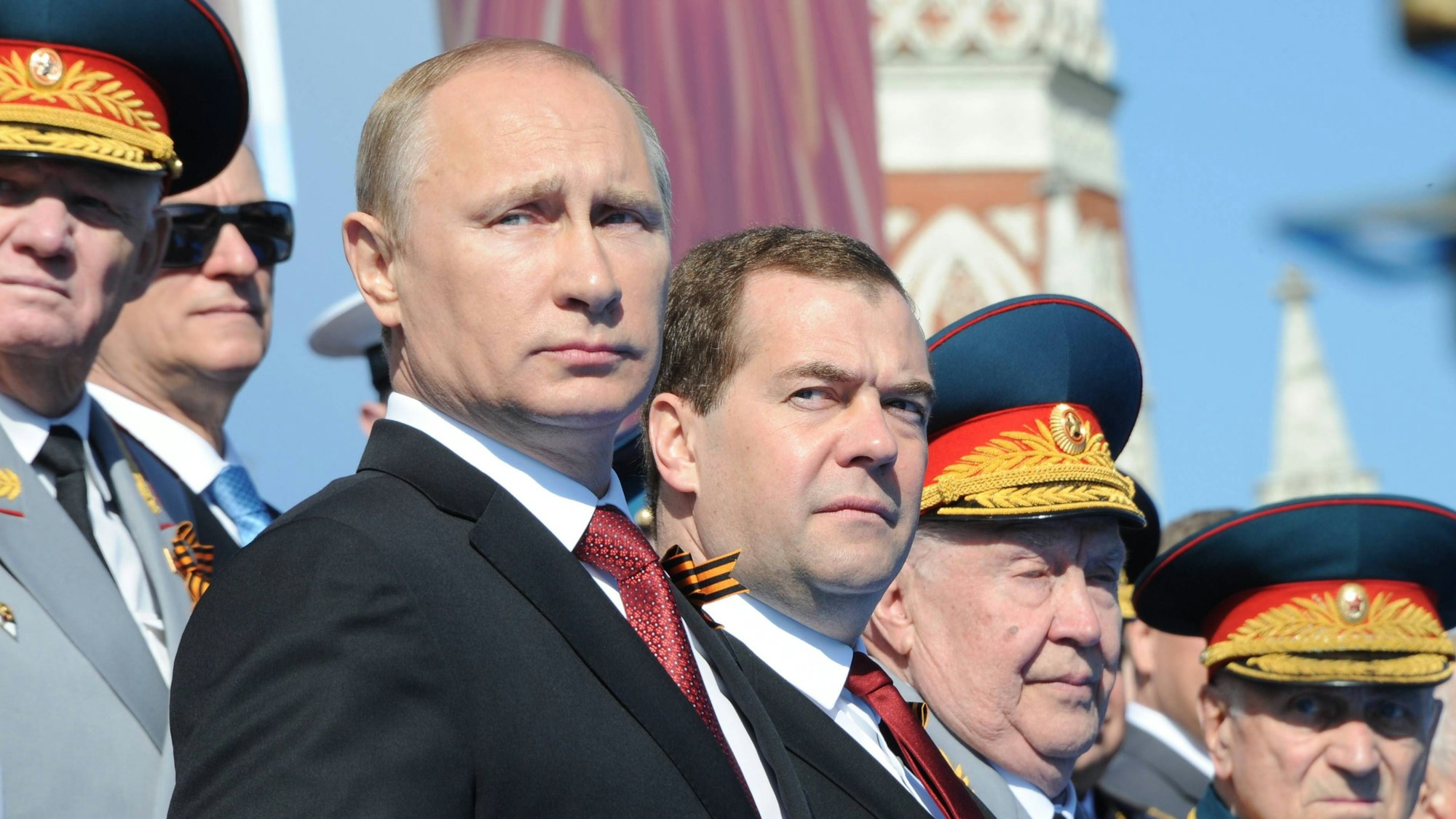 Kremlchef Wladimir Putin zusammen mit dem früheren russischen Präsidenten Dmitri Medwedew. (Archivbild)