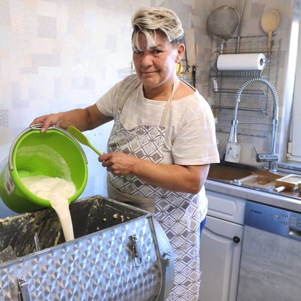 Sabine Greb schüttet Schmand in das Rührwerk, das diesen dann zu „guter Butter“ verarbeitet. Dieses Handwerk ist auf dem Hof von Sabine und Jürgen Greb in Waldbröl-Hermesdorf eine Familientradition. Deren Tage aber sind gezählt.