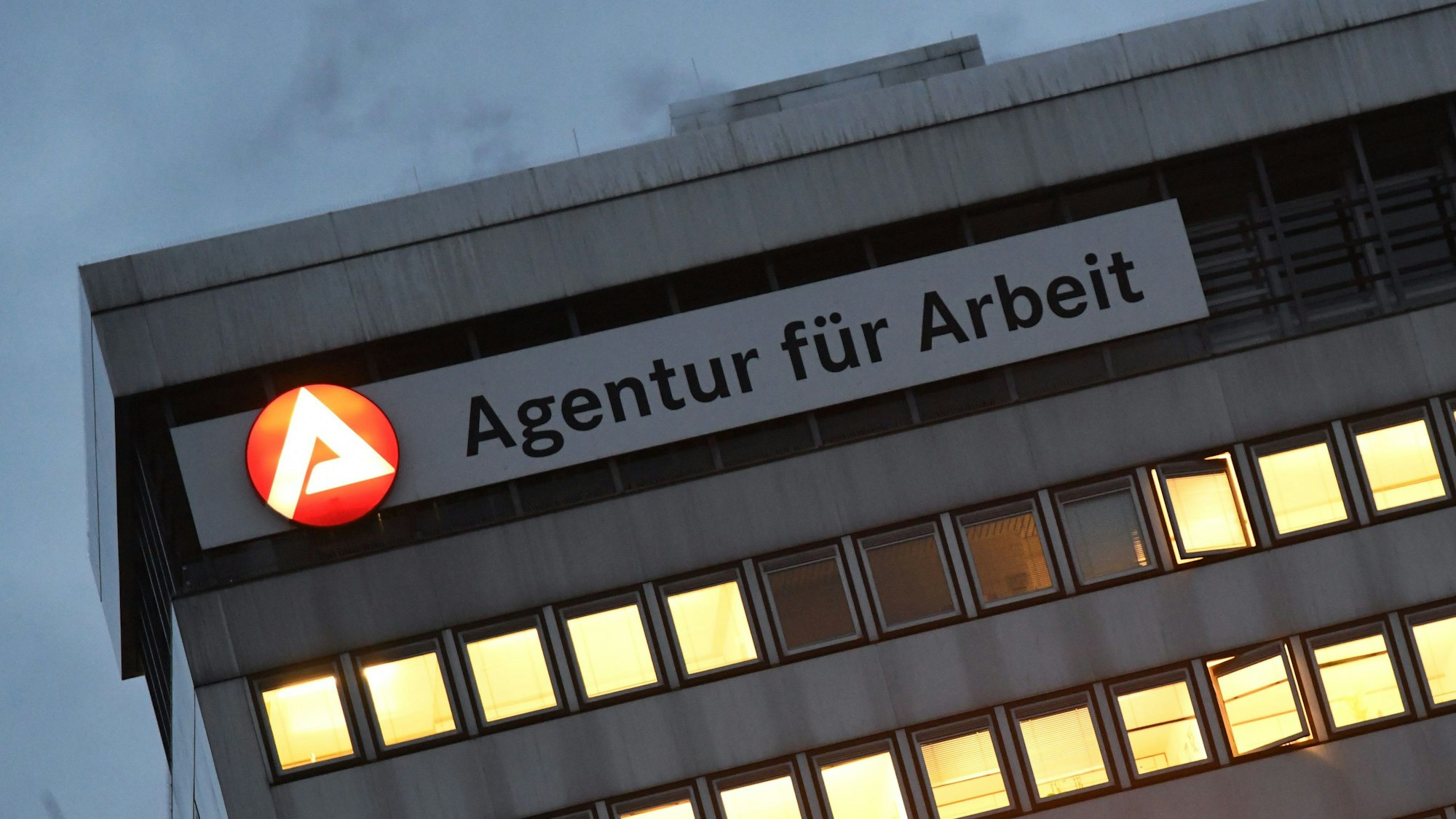 In den Büros der Agentur für Arbeit brennt Licht.