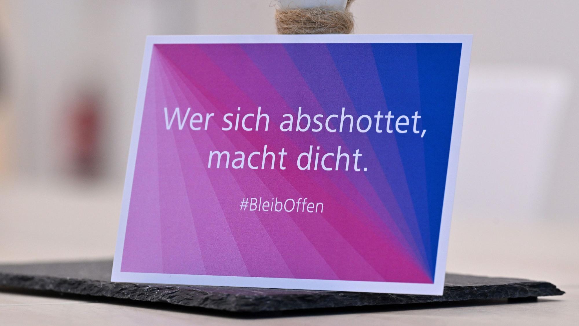 Thüringen, Jena: Eine Karte mit der Aufschrift «Wer sich abschottet, macht dicht» aus der Kampagne «#bleiboffen» der Jenoptik AG.