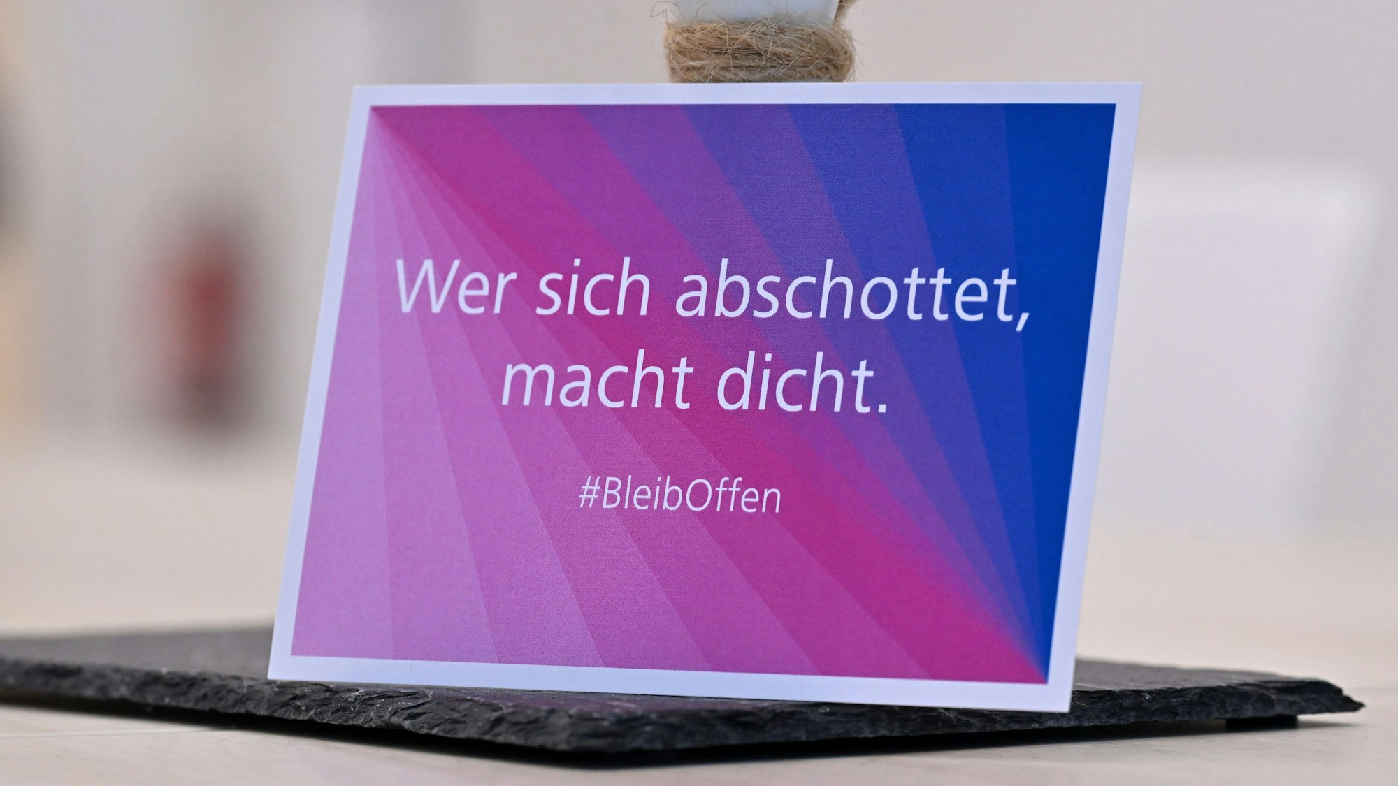 Thüringen, Jena: Eine Karte mit der Aufschrift «Wer sich abschottet, macht dicht» aus der Kampagne «#bleiboffen» der Jenoptik AG.
