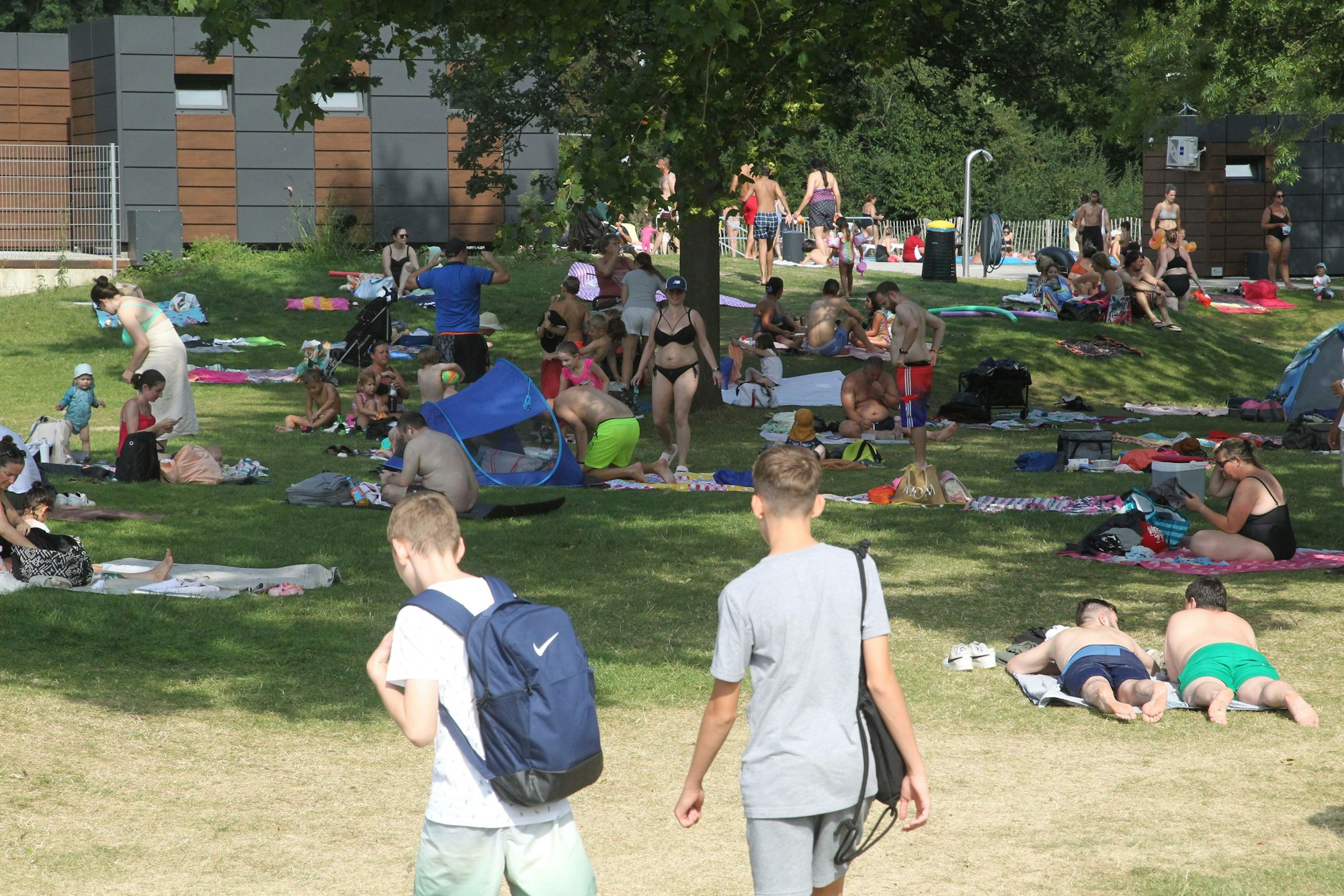 Das Freibad in Troisdorf ist an warmen Tagen gut besucht. .