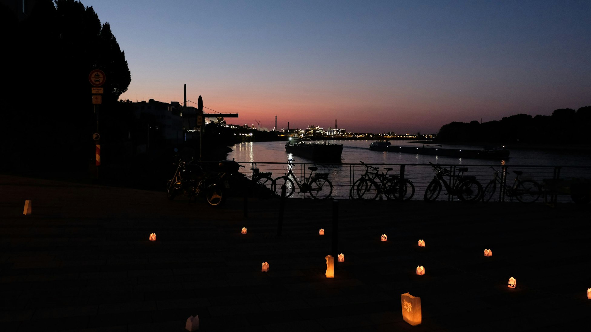 Zu sehen sind die Lichter mit dem Rhein im Hintergrund.