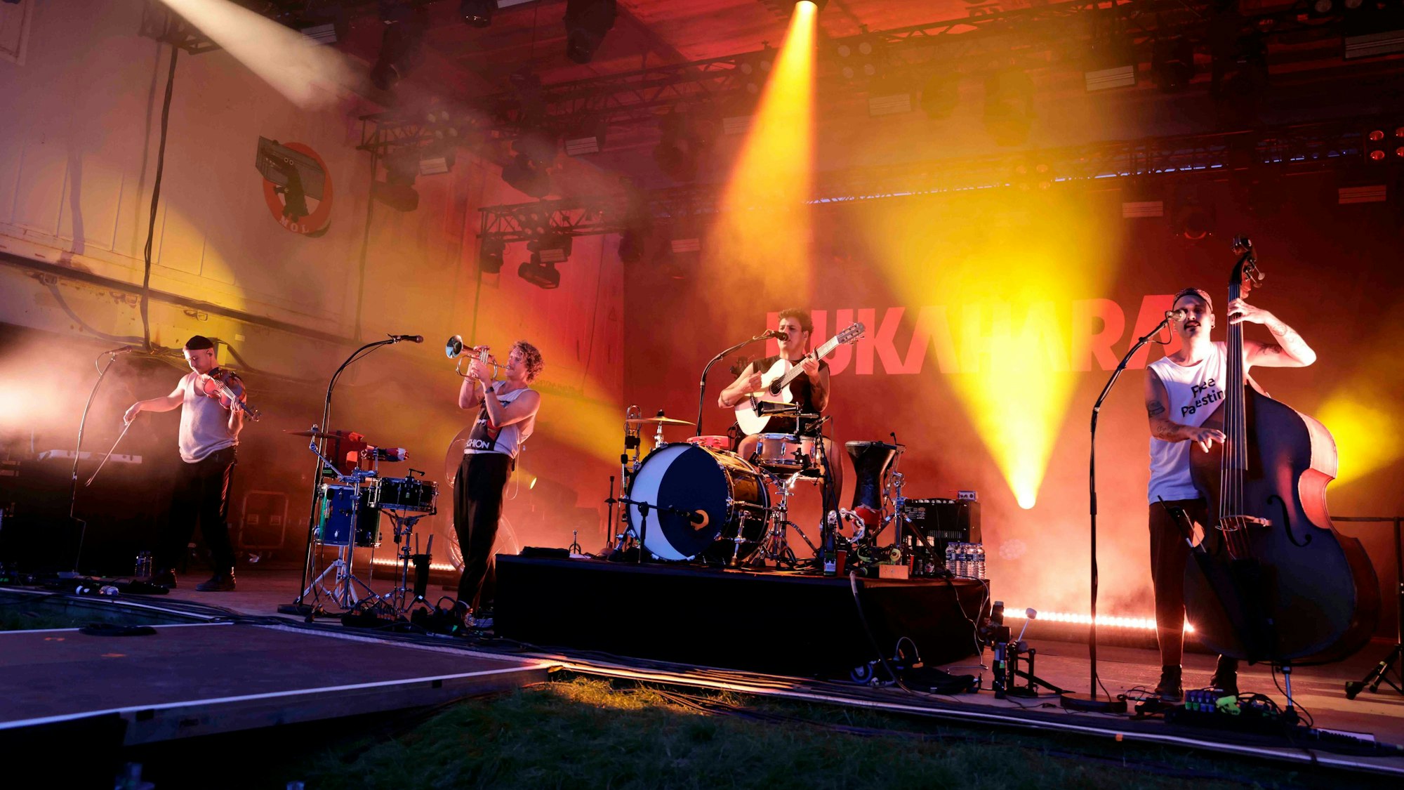 Die vier Musiker stehen auf der Bühne