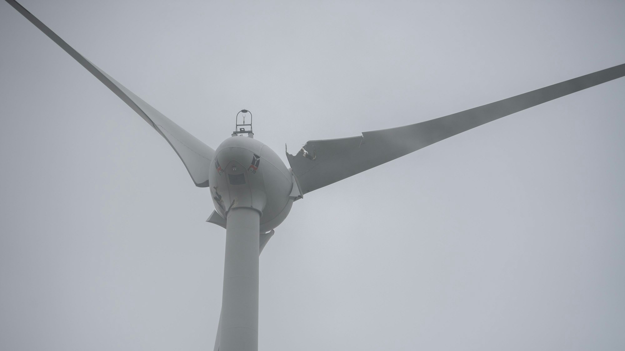 Der rechte Flügel eines Windrades ist beschädigt.