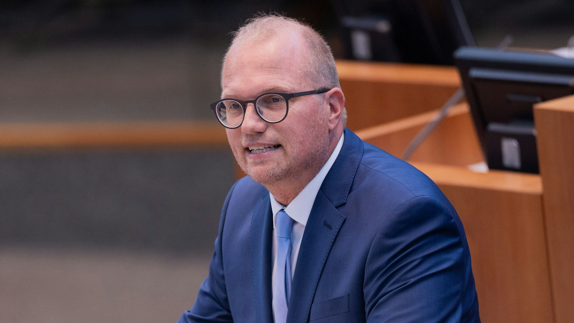 Düsseldorf: Jochen Ott, Vorsitzender der SPD-Fraktion in Nordrhein-Westfalen und Oppositionsführer, spricht bei einer Sondersitzung des Landtags zum Anschlag in Solingen.