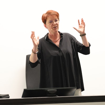 Autorin Kathrin Heinrichs bei einer Lesung.