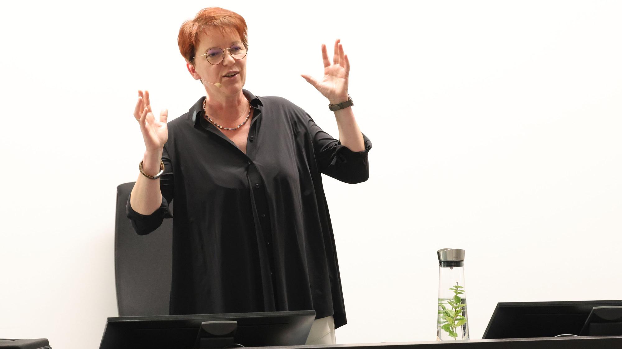 Autorin Kathrin Heinrichs bei einer Lesung.