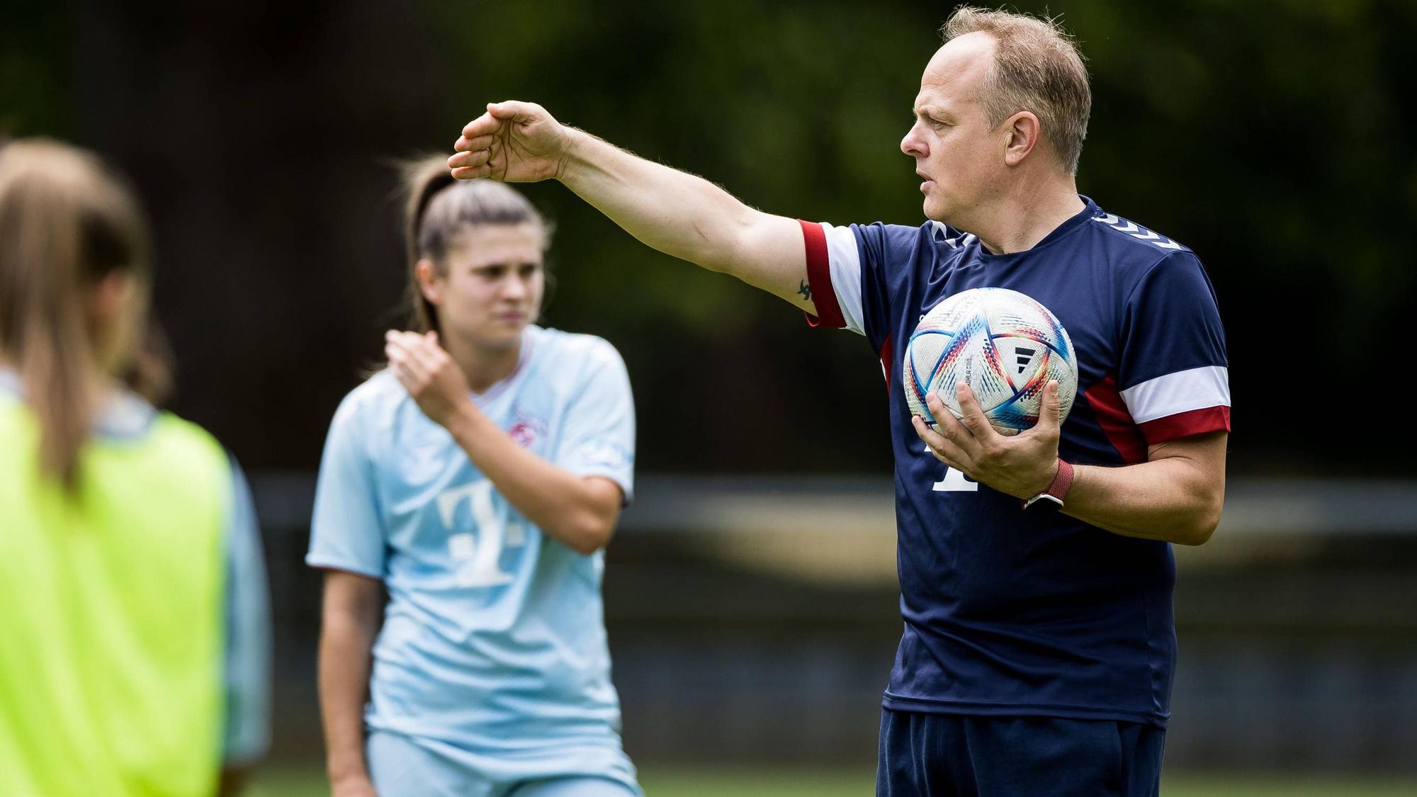 Training 1. FC Koeln Frauen 17.07.2023 Daniel Weber Trainer 1. FC Koeln gestikuliert. Training 1. FC Koeln Frauen Geissbockheim, 17.07.2023 *** Training 1 FC Koeln women 17 07 2023 Daniel Weber coach 1 FC Koeln gestures Training 1 FC Koeln women Geissbockheim, 17 07 2023 Copyright: xBEAUTIFULxSPORTS/Wunderlx