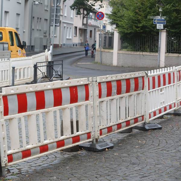 Sperrbaken stehen am Rand einer Straße.