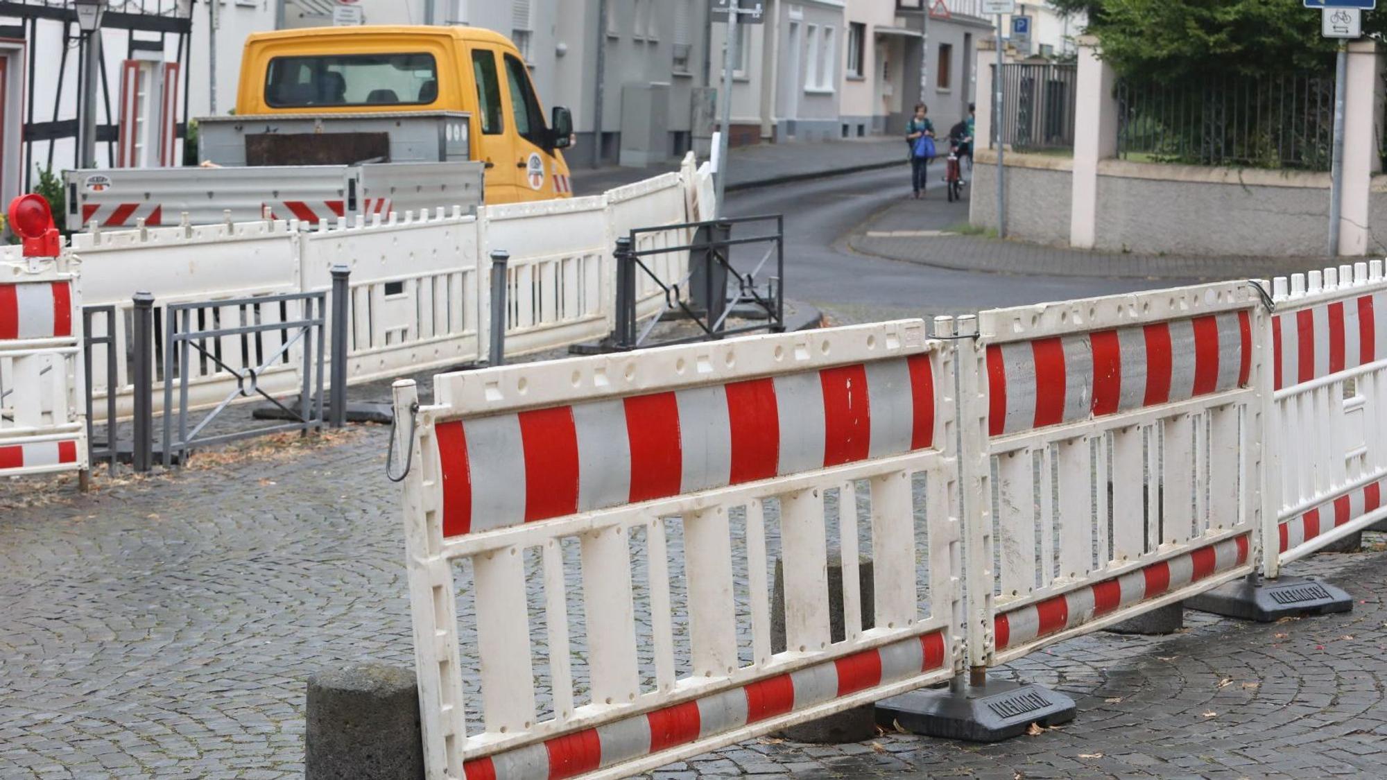 Sperrbaken stehen am Rand einer Straße.