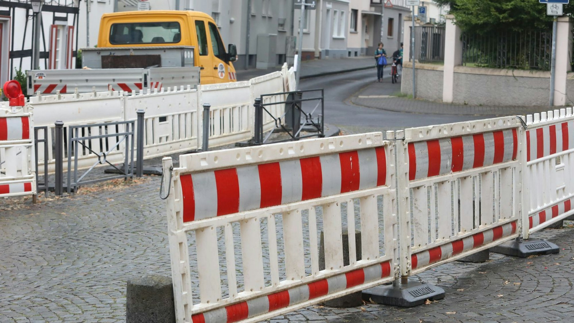 Sperrbaken stehen am Rand einer Straße.