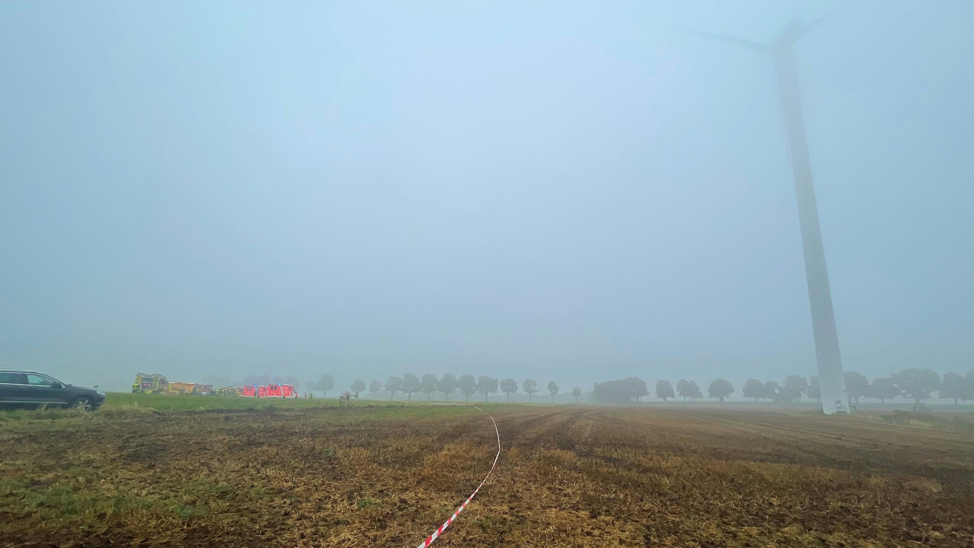 In dichtem Nebel ist die abgesperrte Einsatzstelle zu sehen.