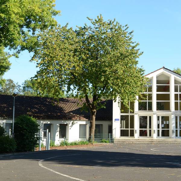 Ein Grundschulgebäude mit verglastem Eingangsgebäude.