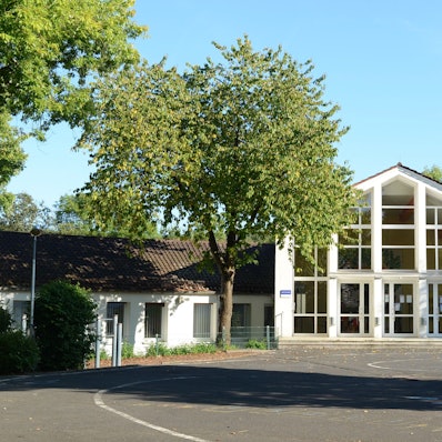 Ein Grundschulgebäude mit verglastem Eingangsgebäude.