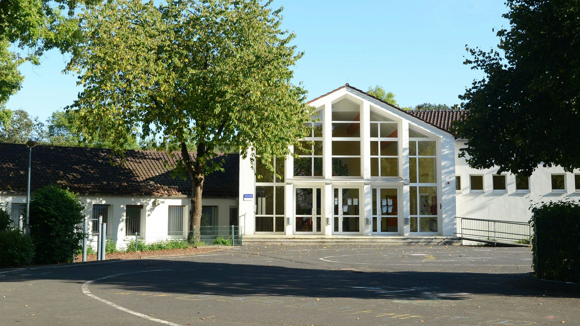 Schulgebäude und Schulhof