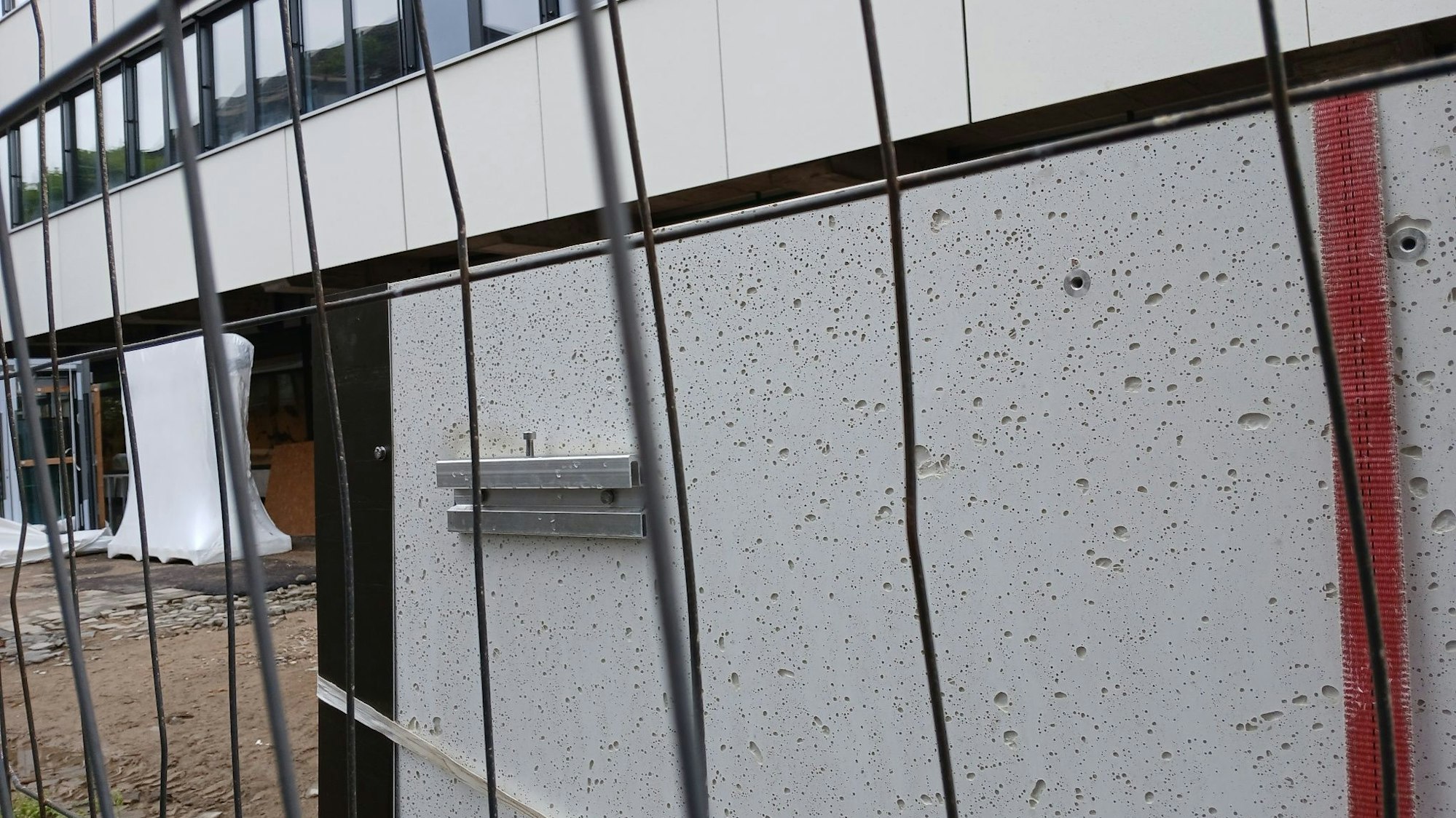 Bei näherem Hinsehen wird die poröse Struktur der Textilbetonplatten für die Fassade des Siegburger Rathauses sichtbar.