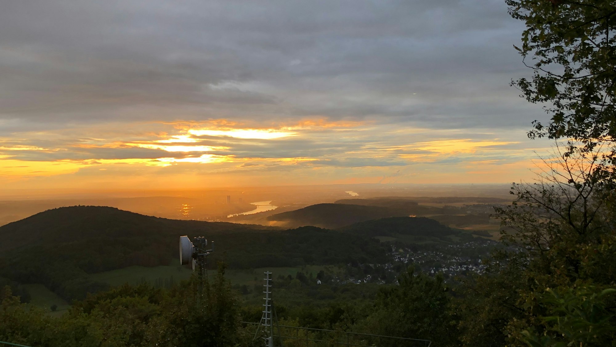 Vom höchsten Gipfel des Siebengebirges schweift der Blick bis in den Westerwald und zum Kölner Dom.
