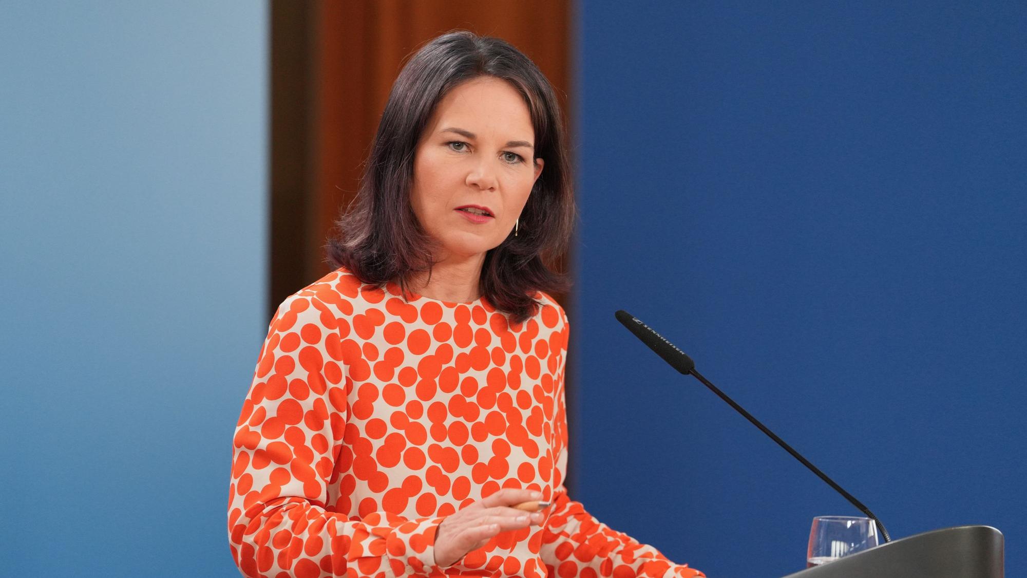 Außenministerin Annalena Baerbock (Bündnis 90/Die Grünen) beantwortet nach einem Gespräch mit ihrem niederländischen Amtskollegen Veldkamp im Auswärtigen Amt Fragen von Journalisten.